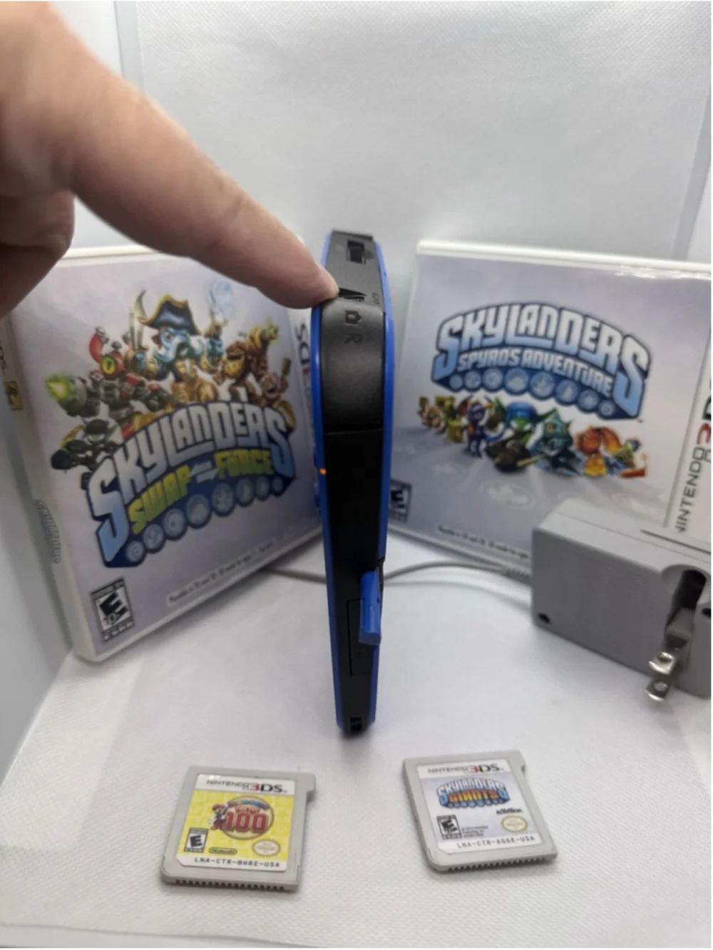 Nintendo 2DS Electric Blue [Console & Charger!] [Tested!] And 4 GAMES!!!